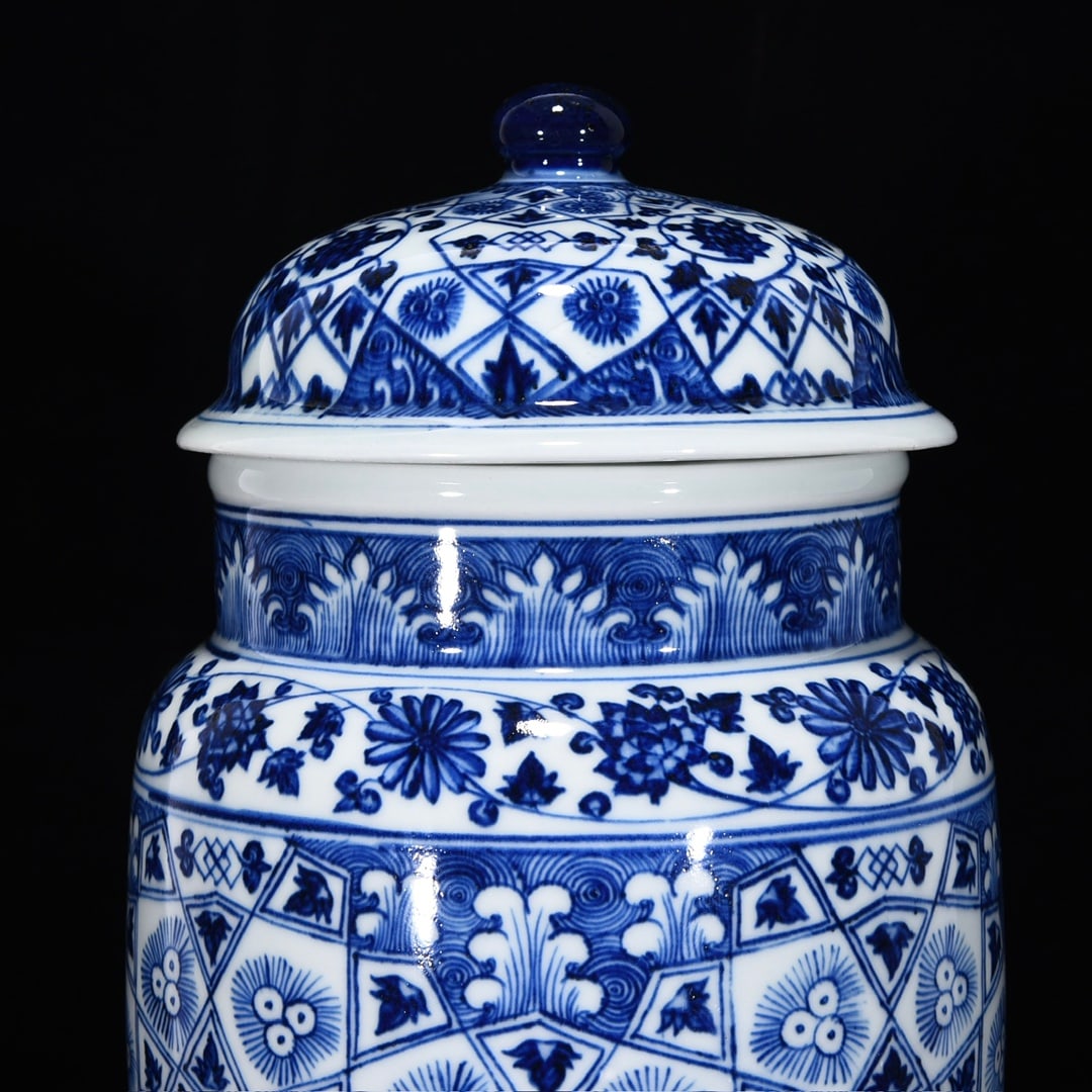 An Exquisite Blue and White Flower Pattern Jar - 4