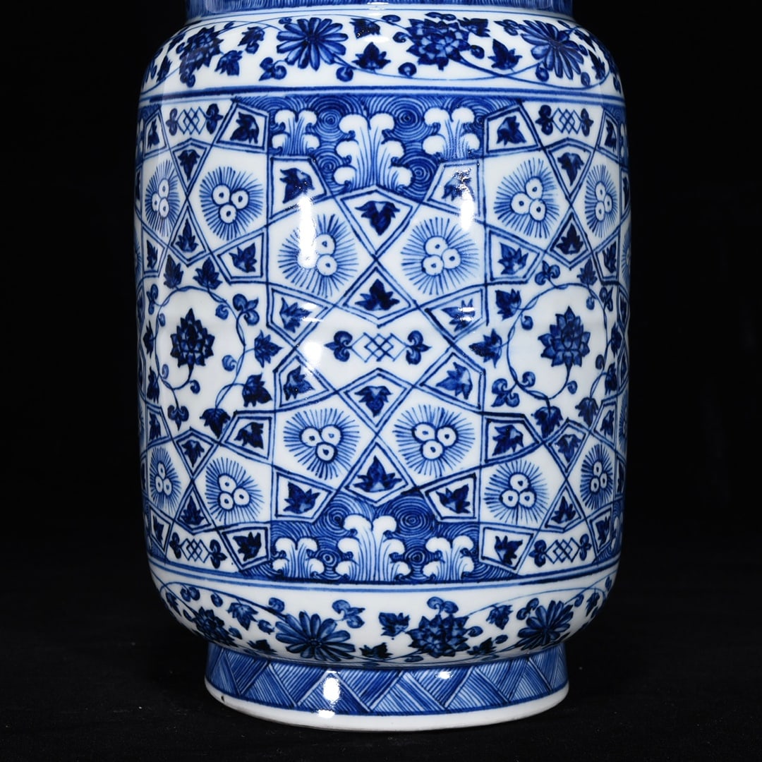 An Exquisite Blue and White Flower Pattern Jar - 5