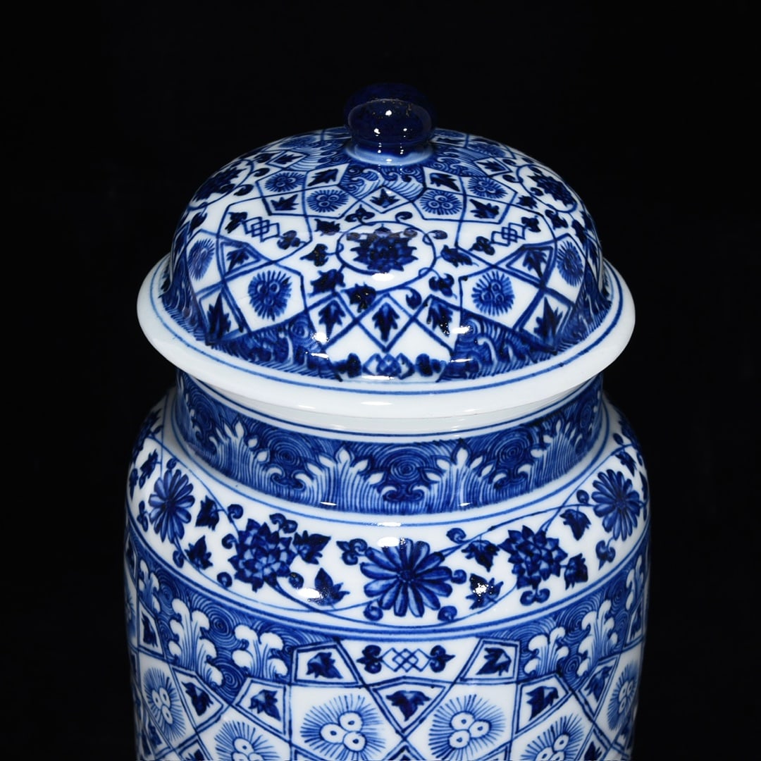 An Exquisite Blue and White Flower Pattern Jar - 6