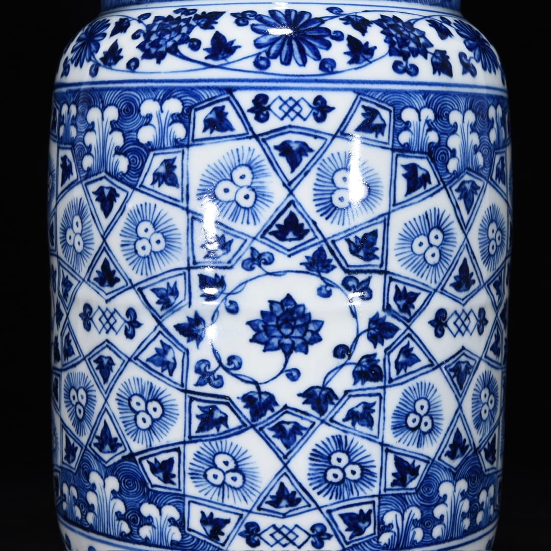 An Exquisite Blue and White Flower Pattern Jar - 7
