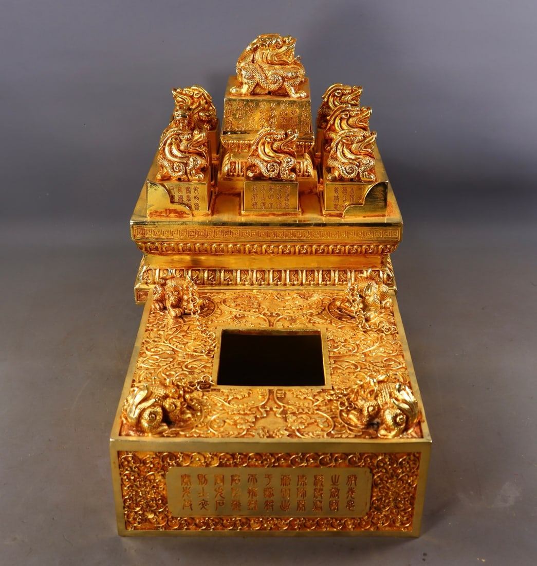 A Set of Fine Gilt Bronze Auspicious Beast Seal: A Set of Fine Gilt Bronze Auspicious Beast Seal Qing Dynasty, China Qianlong Four-character Mark Size: 30.5cmx25.5cm Size: 8.5cmx8cm Size: 7.5cmx5cm Weight:16730g (The Dimensions Of All Batches Are Ma