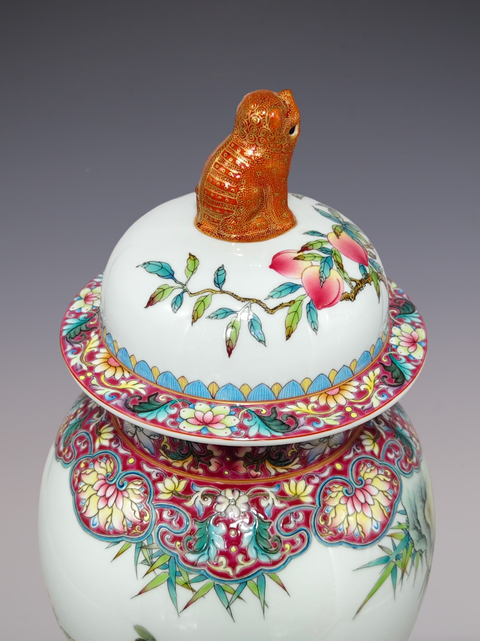 An Exquisite Enamel Lotus Pattern Flower and Bird Pattern Jar - 4