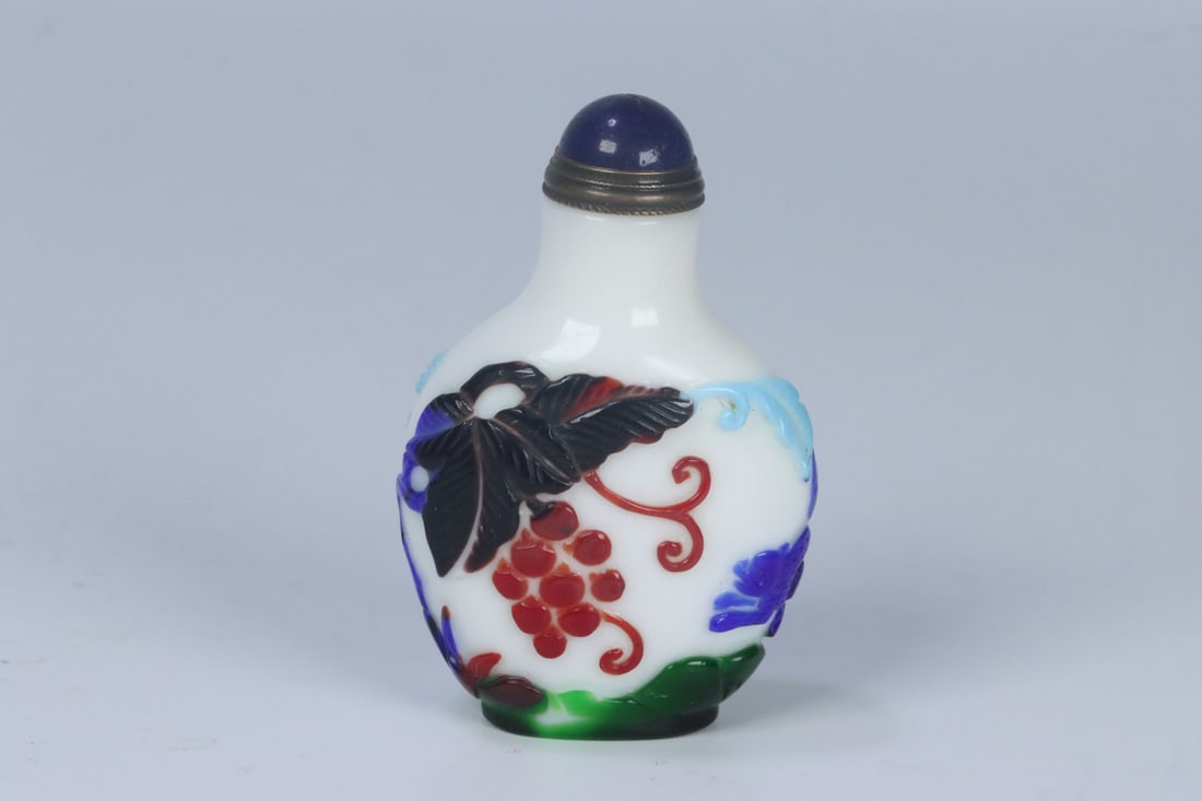 An Exquisite Glass Painted Enamel Squirrel and Grapes Pattern Snuff Bottle: An Exquisite Glass Painted Enamel Squirrel and Grapes Pattern Snuff Bottle Qing Dynasty, China Size:6.78cmx4.4cmx2.6cm Weight:57.5g (The Dimensions Of All Batches Are Manually Measured.If You Need