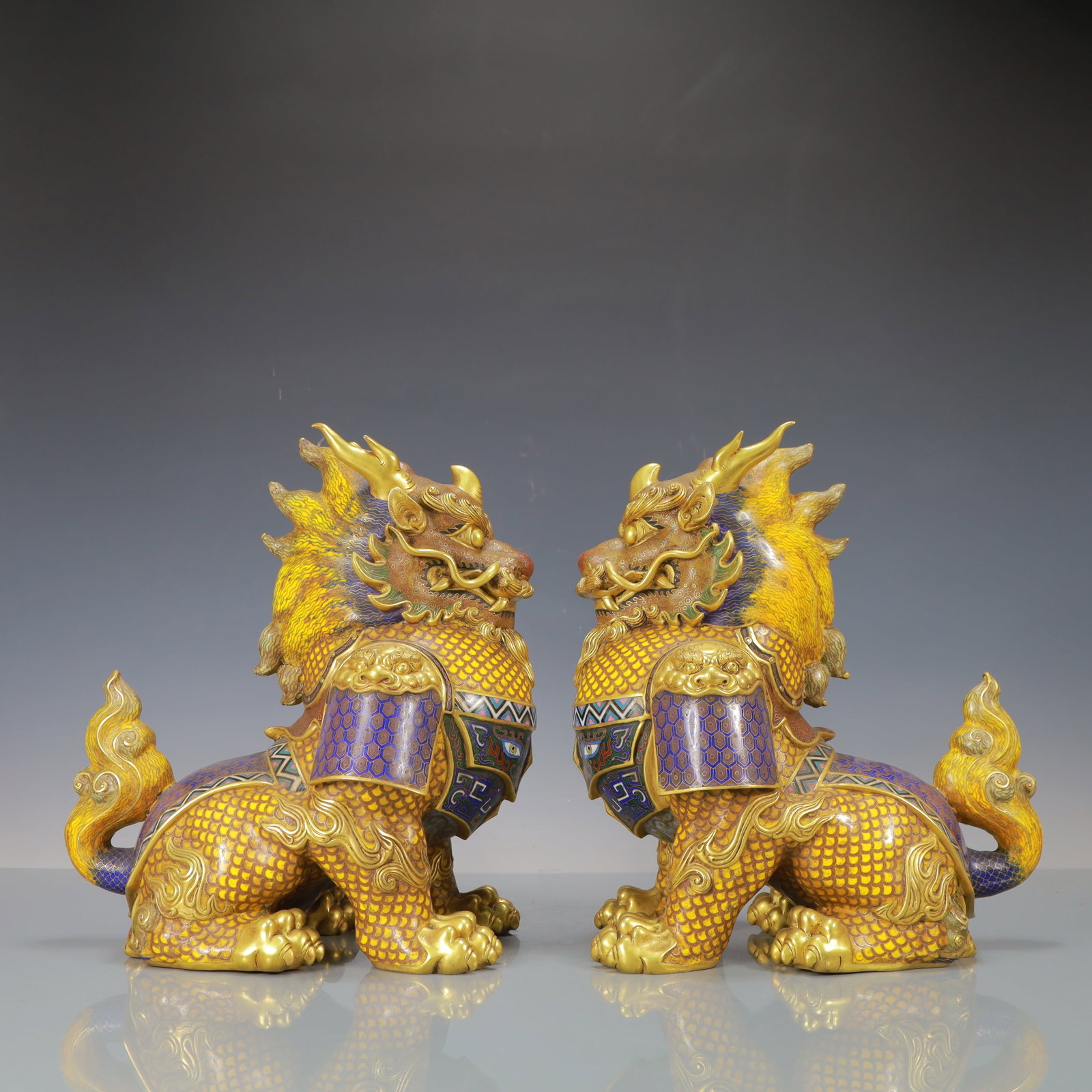 A Exquisite A pair of Cloisonne Lion Ornament: A Exquisite A pair of Cloisonne Lion Ornament Qing Dynasty, China Qianlong Four-character Mark Size:30cmx18cmx34cm Weight:18300g (The Dimensions Of All Batches Are Manually Measured.If You Need More
