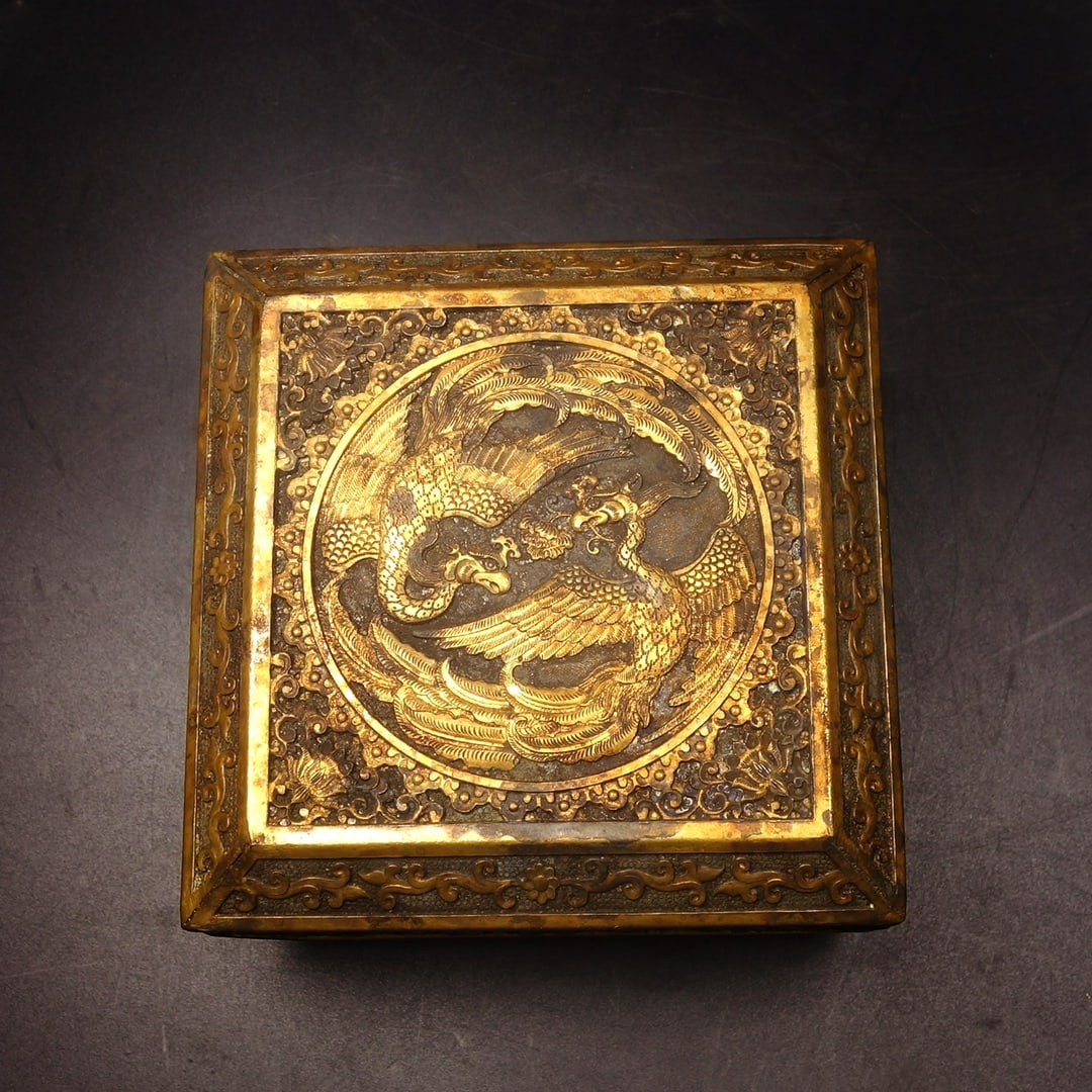 An Exquisite Gilt Bronze Phoenix Pattern Lotus Pattern Box: An Exquisite Gilt Bronze Phoenix Pattern Lotus Pattern Box Qing Dynasty, China Qianlong Four-character Mark Size:7cmx11cm Weight:615g (The Dimensions Of All Batches Are Manually Measured.If You Need