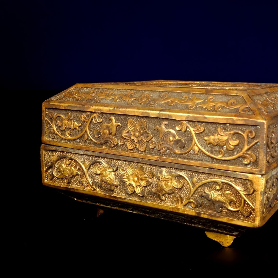 An Exquisite Gilt Bronze Phoenix Pattern Lotus Pattern Box - 9