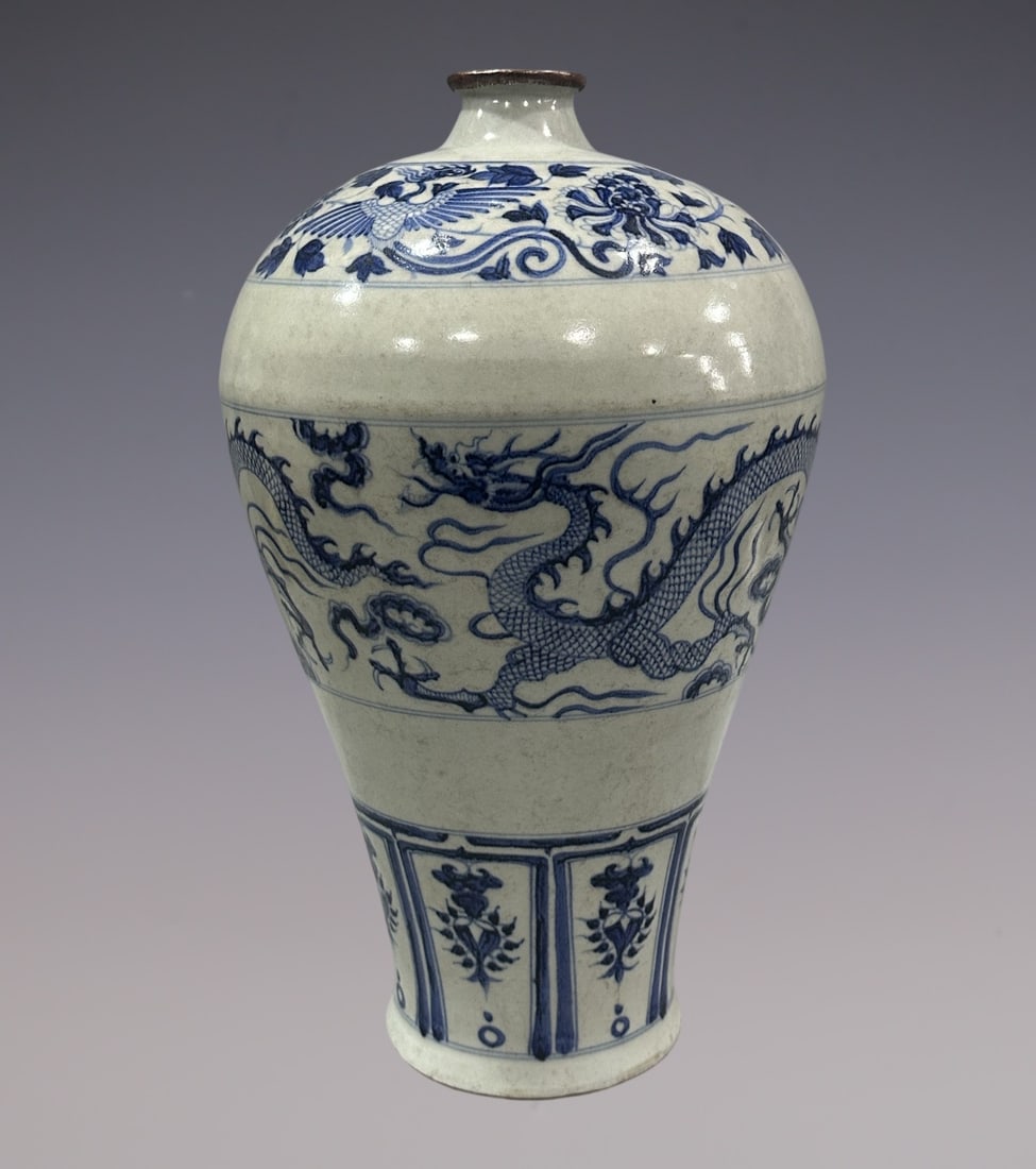 An Exquisite Blue and White Lotus Pattern Dragon and Phoenix Pattern Vase: An Exquisite Blue and White Lotus Pattern Dragon and Phoenix Pattern Vase Yuan Dynasty, China Size:43cm (The Dimensions Of All Batches Are Manually Measured.If You Need More Detailed Information, Plea