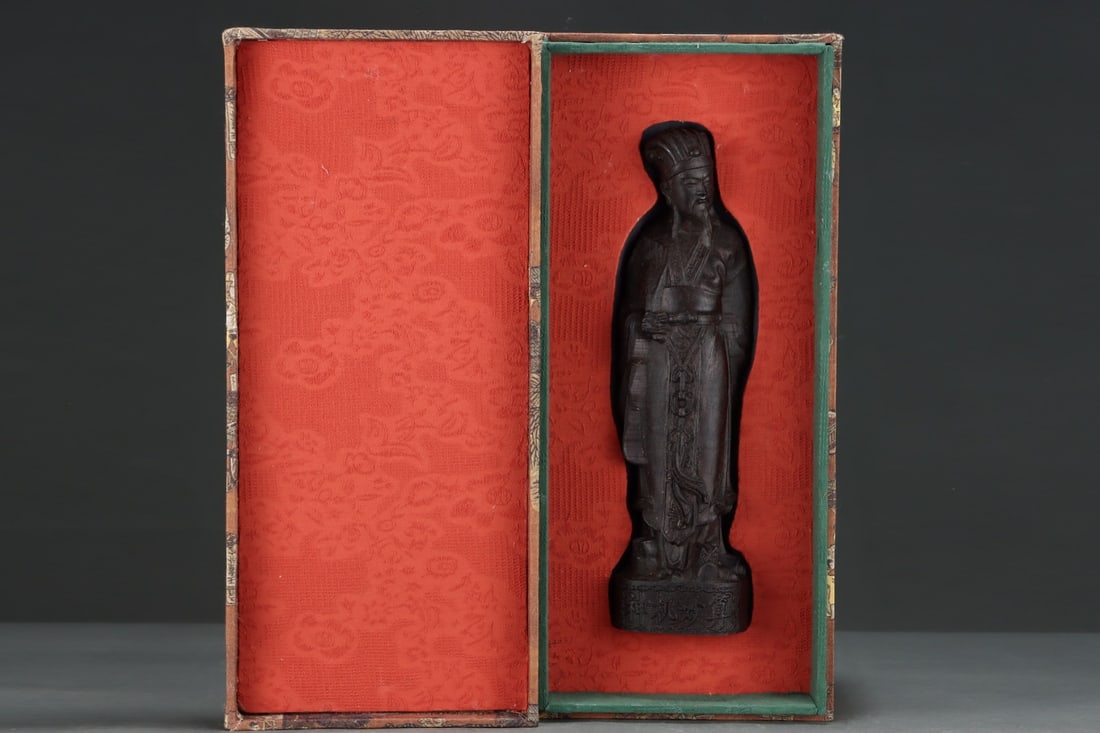 An Exquisite Eaglewood Figure Ornament: An Exquisite Eaglewood Figure Ornament Qing Dynasty, China Qianlong Six-character Mark Size:9.2cmx6cmx34cm (The Dimensions Of All Batches Are Manually Measured.If You Need More Detailed Information,