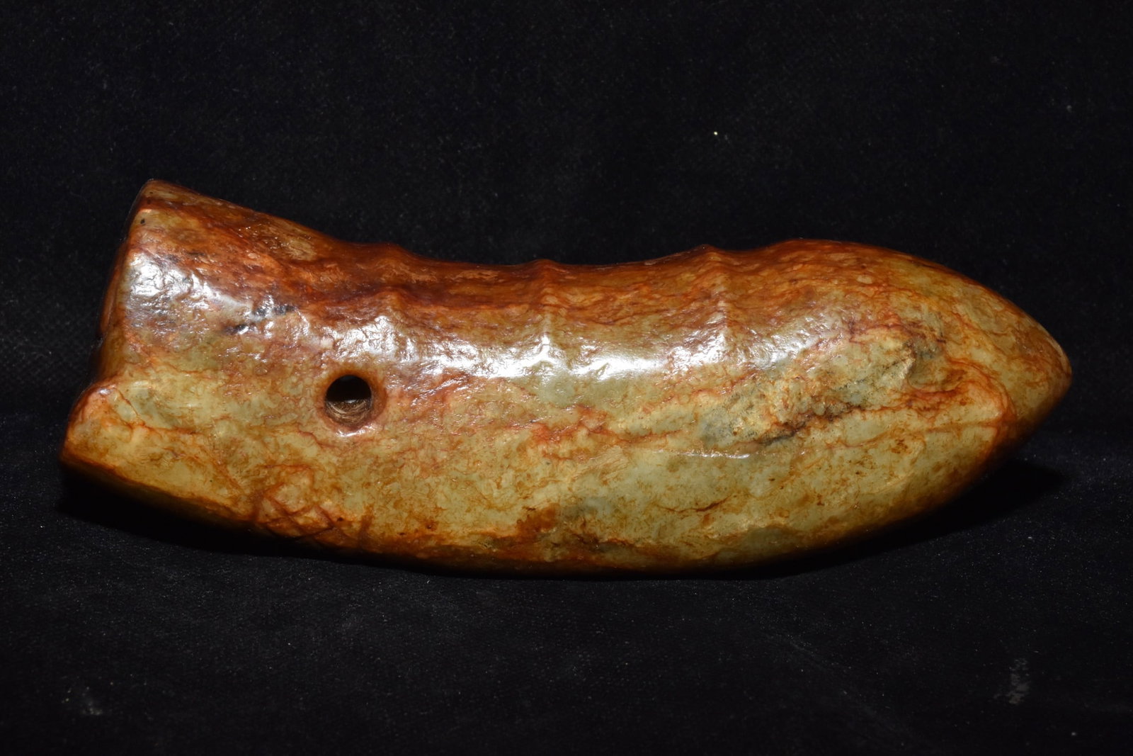 An Exquisite Hemo Jade Cicada Ornament: An Exquisite Hemo Jade Cicada Ornament Hong Shan Culture Size:6cmx15.5cm Weight:660g (The Dimensions Of All Batches Are Manually Measured.If You Need More Detailed Information, Please Contact Our