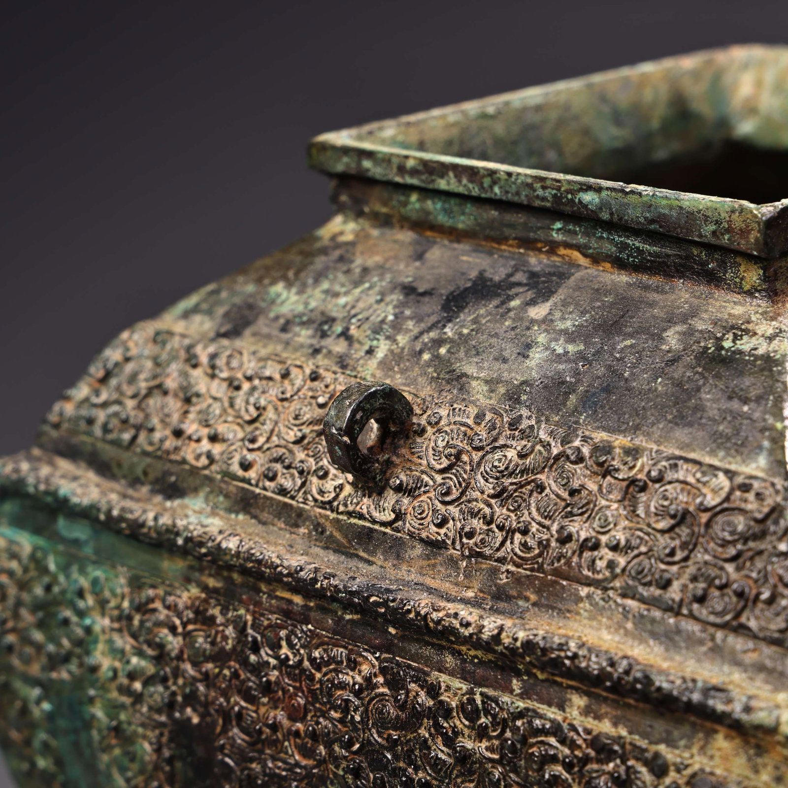 An Exquisite Bronze Jar - 10