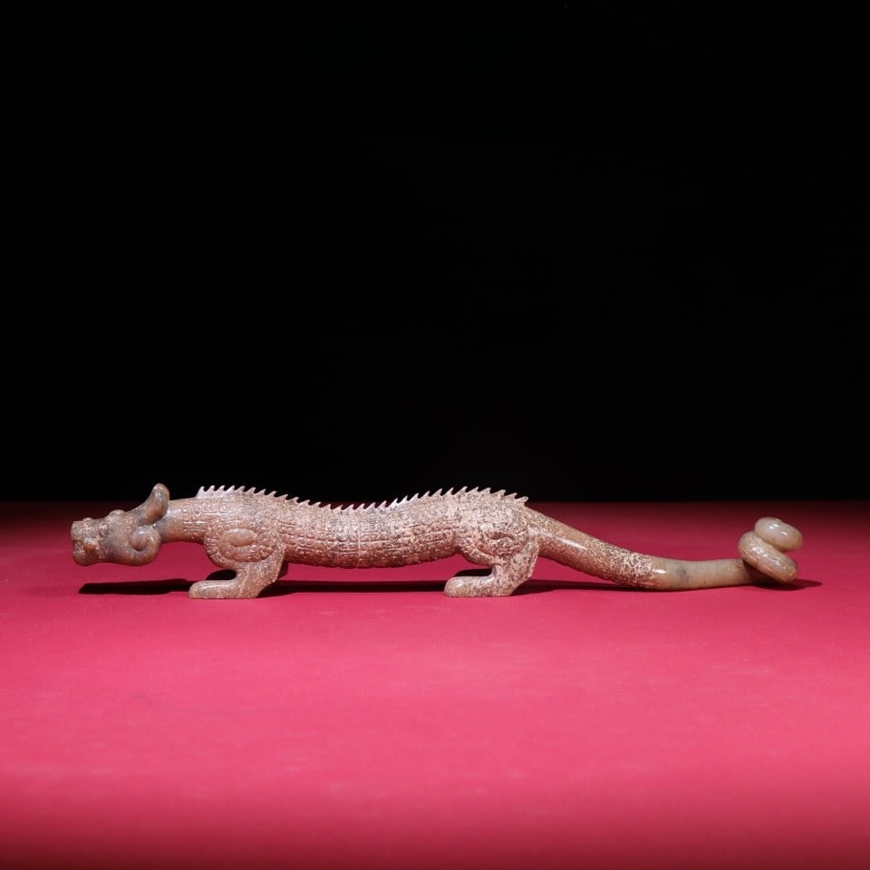 An Exquisite White Jade Tiger Ornament: An Exquisite White Jade Tiger Ornament Han Dynasty, China Size:32.2cmx4.7cmx3.3cm Weight:464g (The Dimensions Of All Batches Are Manually Measured.If You Need More Detailed Information, Please Contact