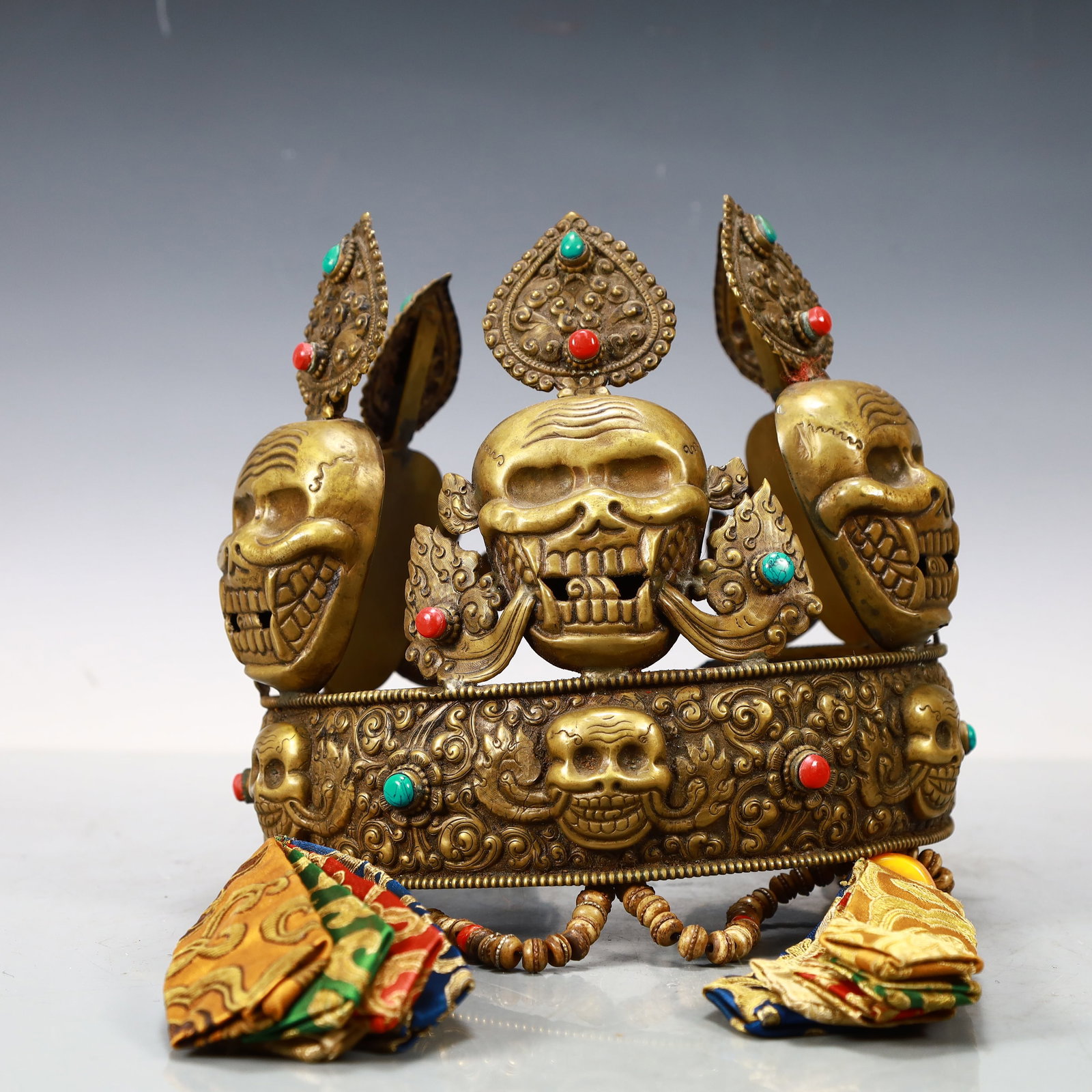 A Exquisite Gilt Bronze Inlaid Gems Hat: A Exquisite Gilt Bronze Inlaid Gems Hat Ming Dynasty, China Size:19.5cmx18.5cmx18cm Weight:650g (The Dimensions Of All Batches Are Manually Measured.If You Need More Detailed Information, Please Conta