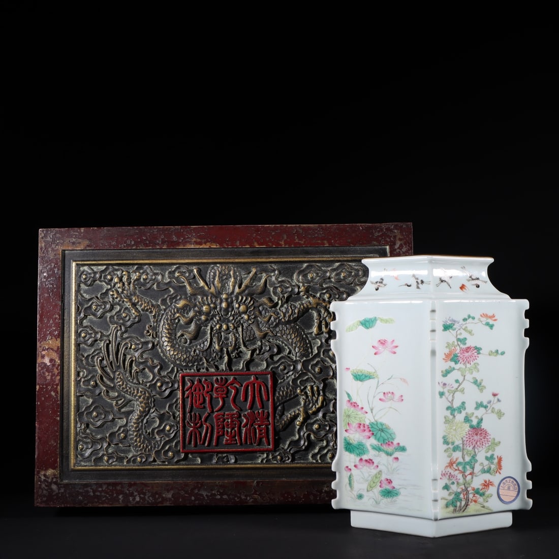 An Exquisite Famille-Rose Flower Pattern Crane Pattern Vase: An Exquisite Famille-Rose Flower Pattern Crane Pattern Vase Qing Dynasty, China Qianlong Six-character Mark Size:25cmx18.5cm (The Dimensions Of All Batches Are Manually Measured.If You Need More Detai