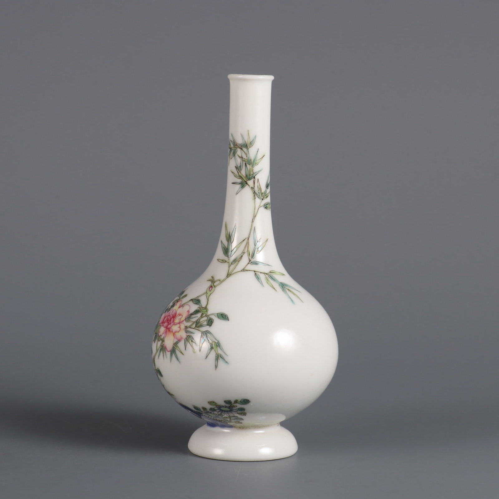An Exquisite Enamel Flower and Bird Pattern Vase - 2