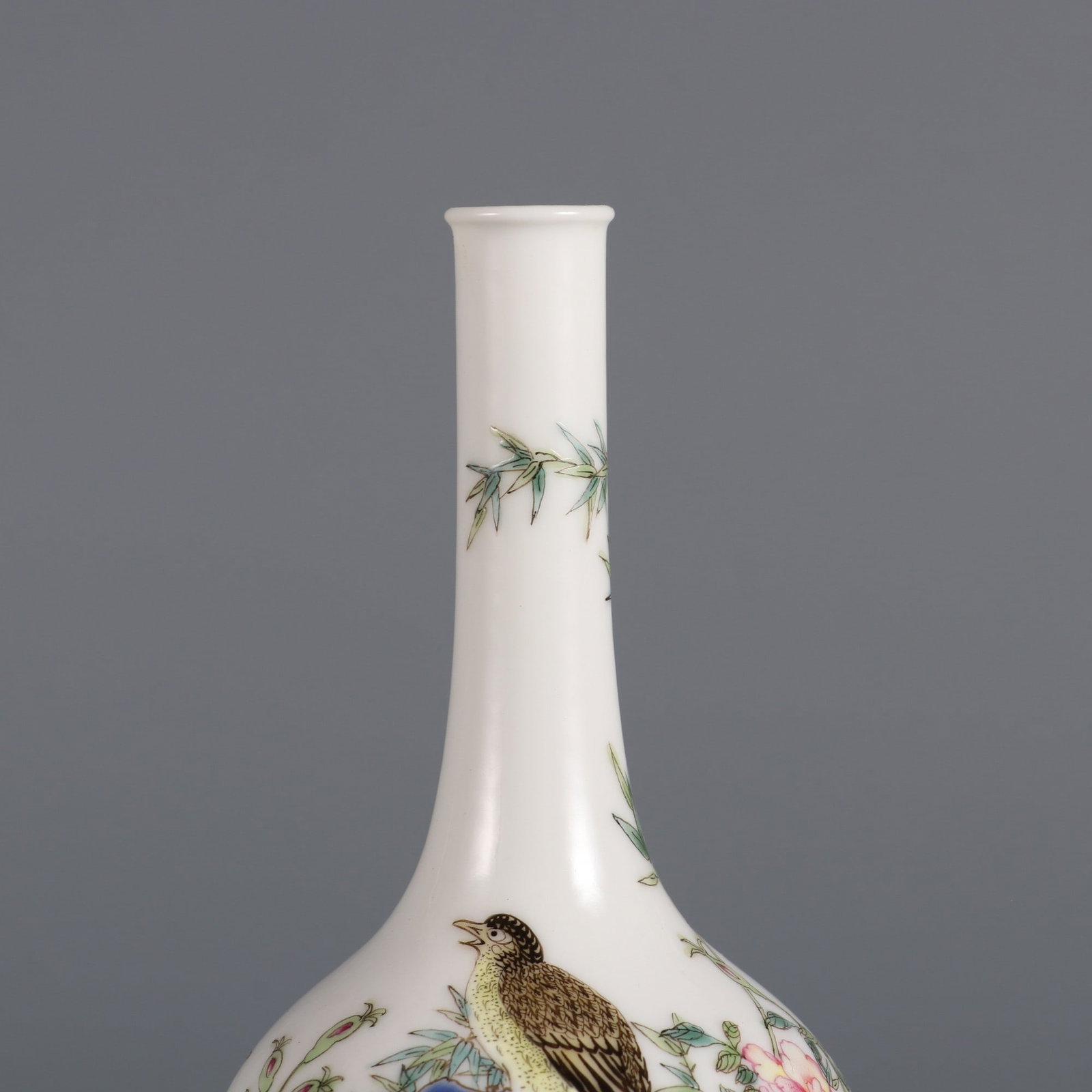 An Exquisite Enamel Flower and Bird Pattern Vase - 4