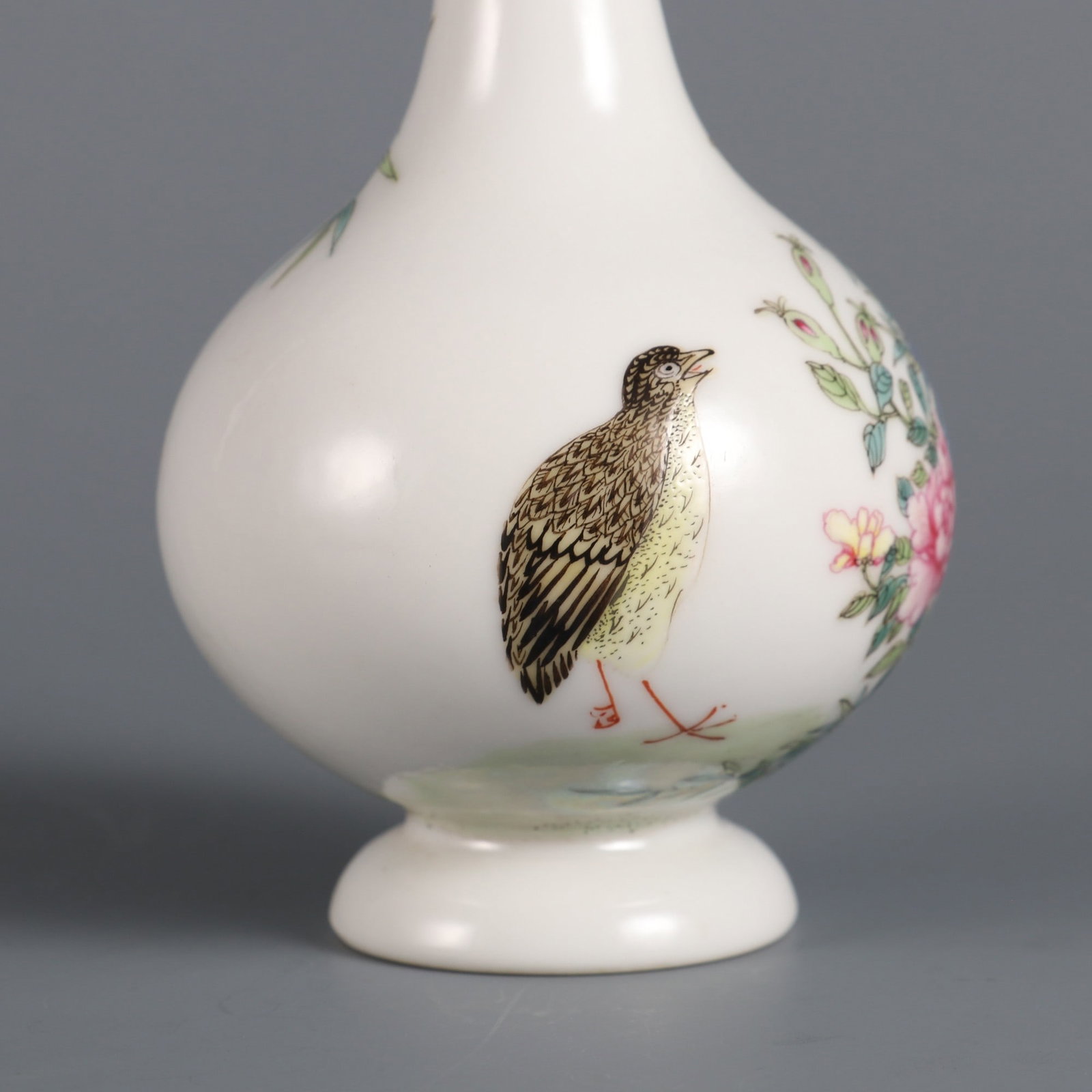 An Exquisite Enamel Flower and Bird Pattern Vase - 6
