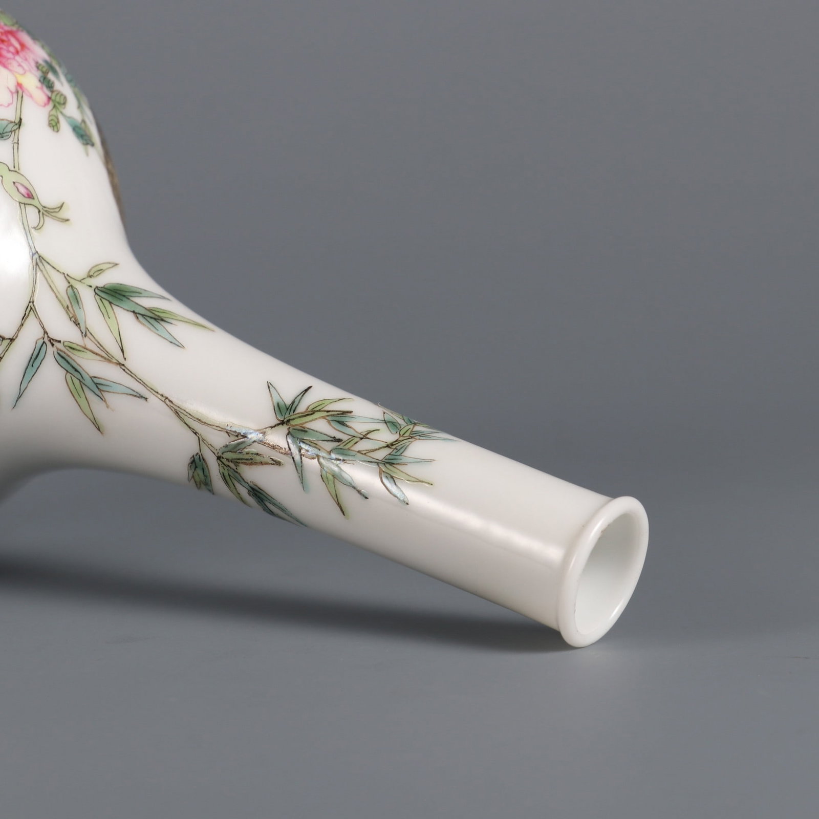 An Exquisite Enamel Flower and Bird Pattern Vase - 7