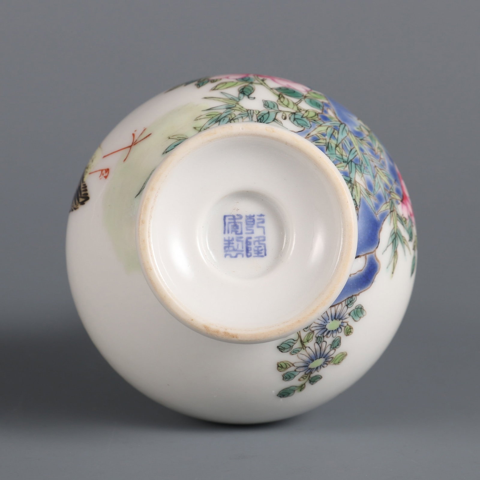 An Exquisite Enamel Flower and Bird Pattern Vase - 8
