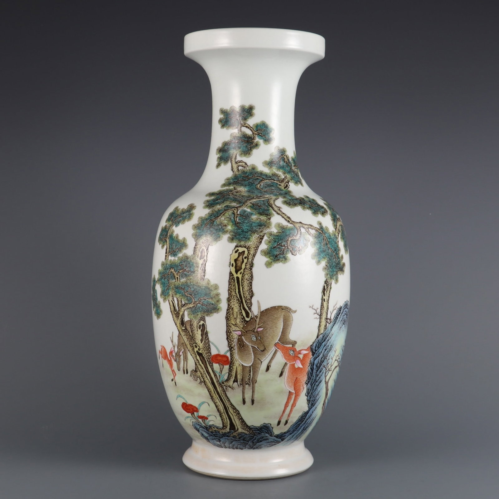An Exquisite Famille-Rose Pine and Crane Pattern Sika Deer Pattern Vase: An Exquisite Famille-Rose Pine and Crane Pattern Sika Deer Pattern Vase Qing Dynasty, China Qianlong Six-character Mark Size:45cmx19cm (The Dimensions Of All Batches Are Manually Measured.If You Need 