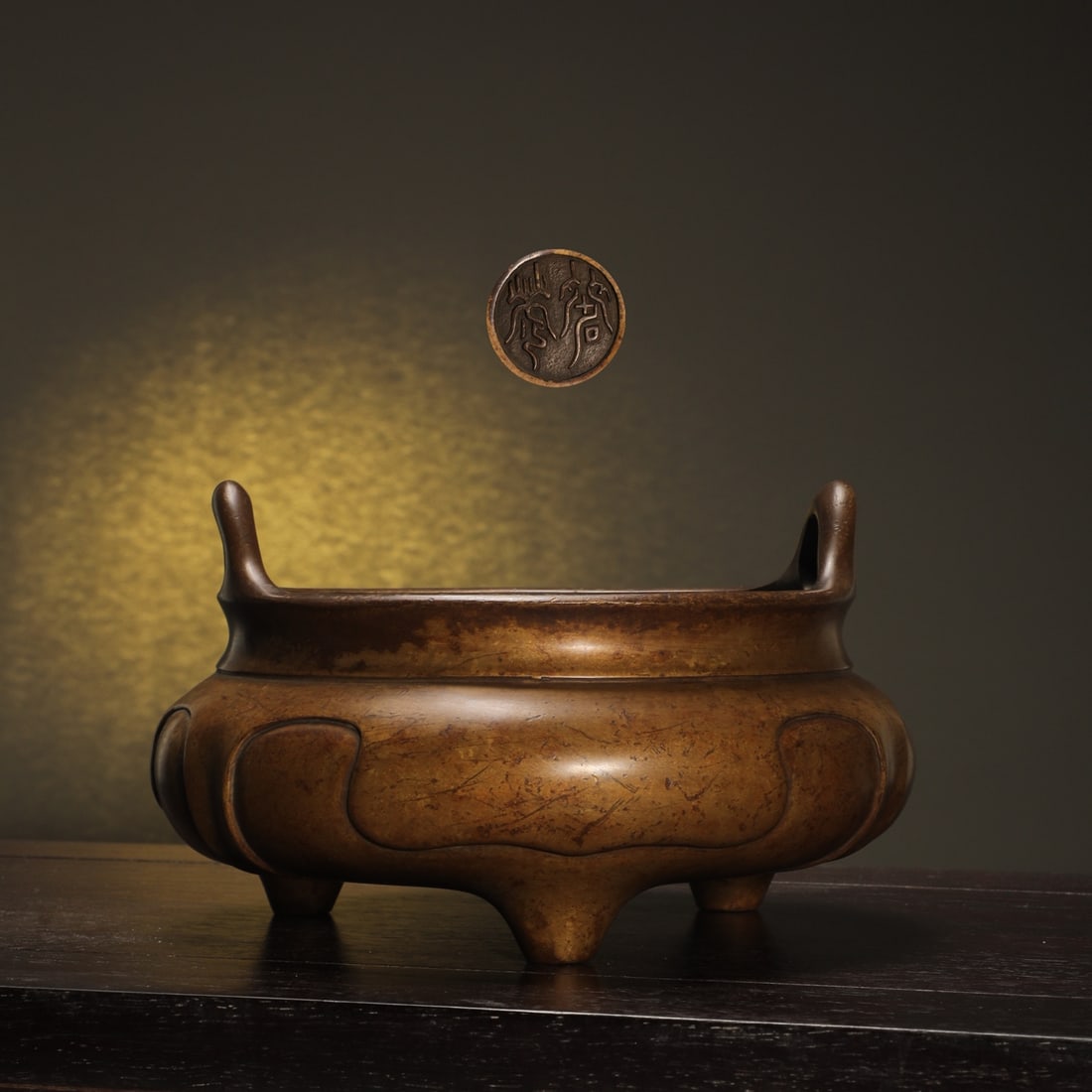 An Exquisite Bronze Double-Ears and Tripod Censer: An Exquisite Bronze Double-Ears and Tripod Censer Ming Dynasty, China Size:11.8cmx20cm Weight:2600g (The Dimensions Of All Batches Are Manually Measured.If You Need More Detailed Information, Please C