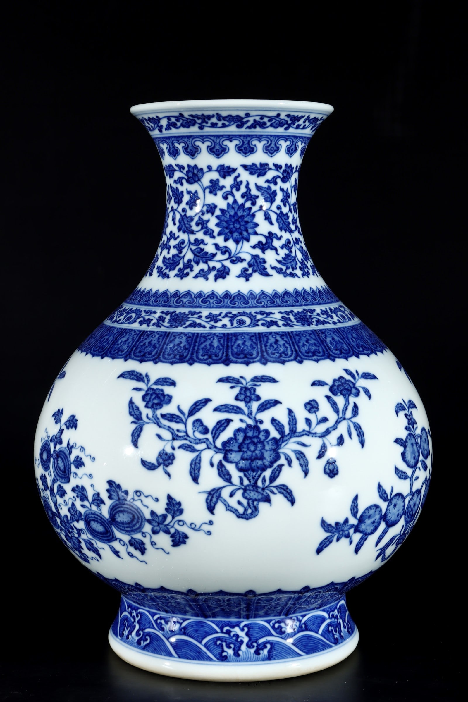 An Exquisite Blue and White Lotus Pattern Flower and Fruit Pattern Seawater Pattern Vase: An Exquisite Blue and White Lotus Pattern Flower and Fruit Pattern Seawater Pattern Vase Qing Dynasty, China Qianlong Six-character Mark Size:36cmx25.3cm (The Dimensions Of All Batches Are Manually Me