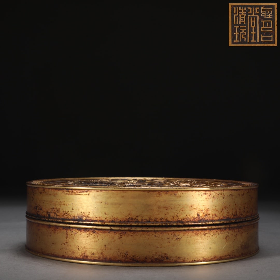 An Exquisite Gilt Bronze Flower and Bird Pattern Box: An Exquisite Gilt Bronze Flower and Bird Pattern Box Qing Dynasty, China Size:5.5cmx18.8cm Weight:4.2kg (The Dimensions Of All Batches Are Manually Measured.If You Need More Detailed Information, Plea