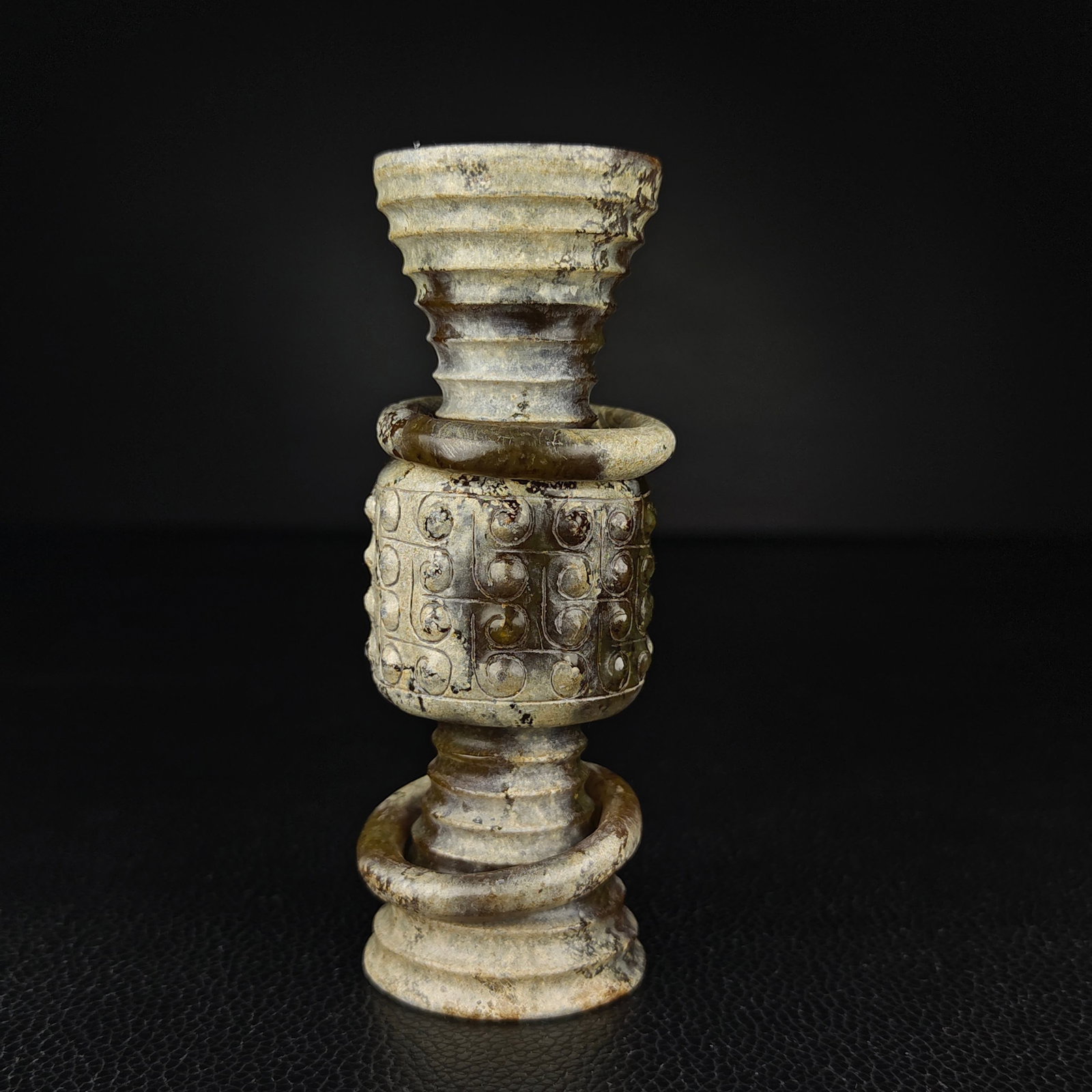 An Exquisite White Jade Ornament - 2