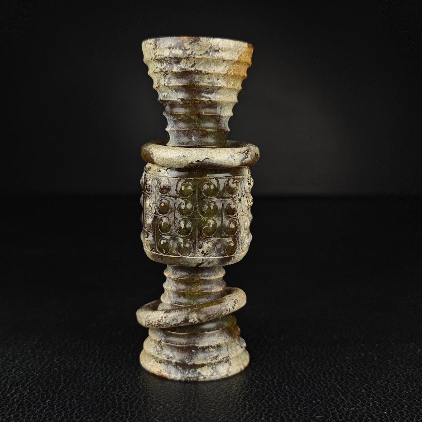 An Exquisite White Jade Ornament - 3