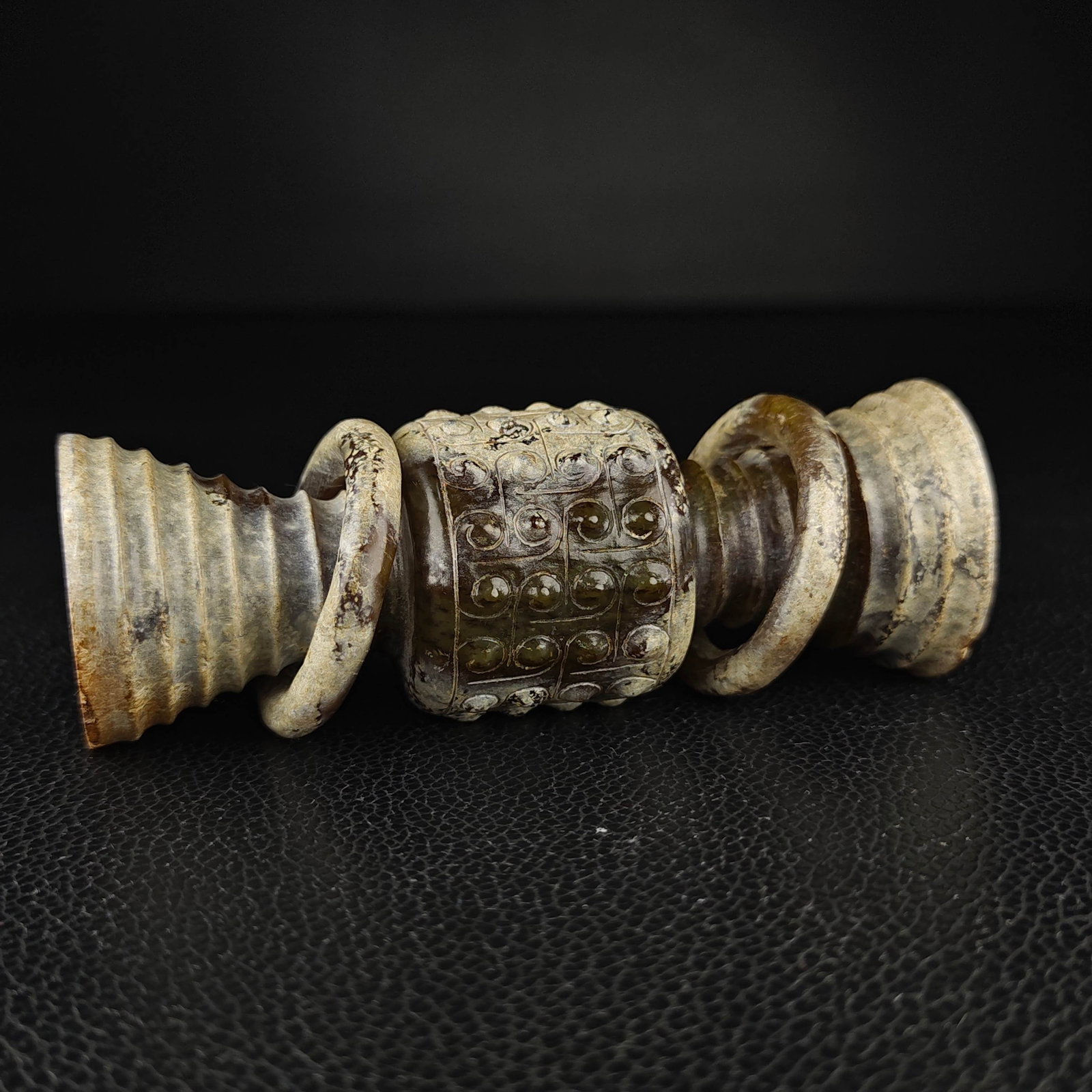 An Exquisite White Jade Ornament - 4