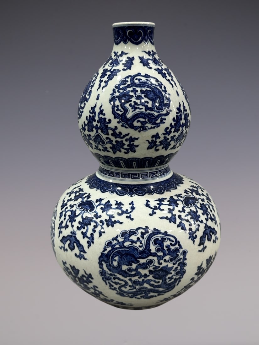 An Exquisite Blue and White Lotus Pattern Dragon Pattern Gourd-Shaped Vase: An Exquisite Blue and White Lotus Pattern Dragon Pattern Gourd-Shaped Vase Qing Dynasty, China Qianlong Six-character Mark Size:35cm (The Dimensions Of All Batches Are Manually Measured.If You Need Mo