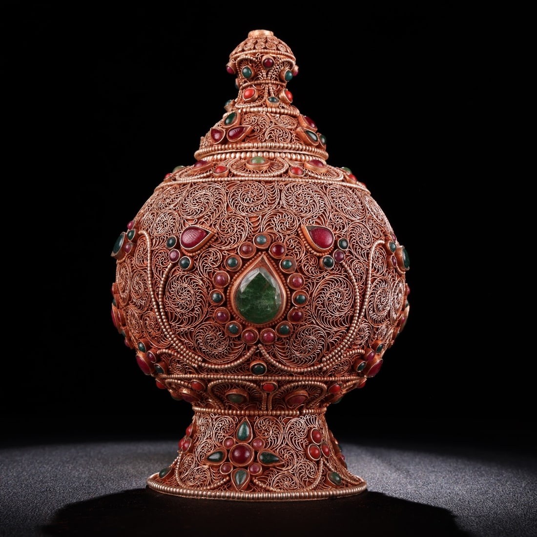 An Exquisite Gilt Silver Inlaid Gems Jar: An Exquisite Gilt Silver Inlaid Gems Jar Qing Dynasty, China Size:17cmx11cm Weight:482g (The Dimensions Of All Batches Are Manually Measured.If You Need More Detailed Information, Please Contact Our C