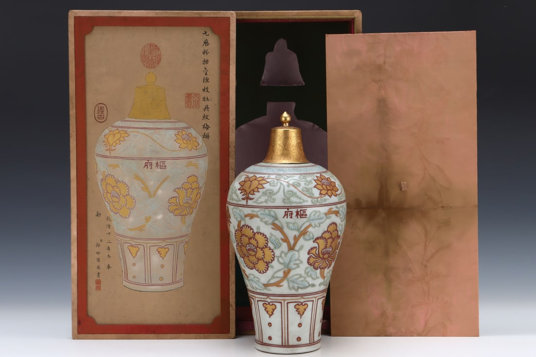 An Exquisite Famille-Rose Painted Gold Lotus Pattern Vase: An Exquisite Famille-Rose Painted Gold Lotus Pattern Vase Yuan Dynasty, China Size:40cmx20cm (The Dimensions Of All Batches Are Manually Measured.If You Need More Detailed Information, Please Contact 
