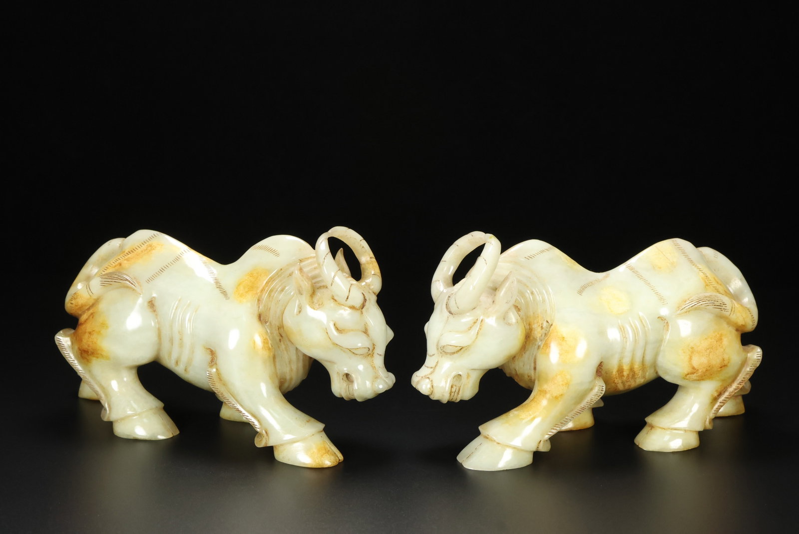 A Pair of Exquisite White Jade Buffalo Ornament: A Pair of Exquisite White Jade Buffalo Ornament Qing Dynasty, China Size:17cmx10cmx7cm Total Weight:1730g (The Dimensions Of All Batches Are Manually Measured.If You Need More Detailed Information, Pl