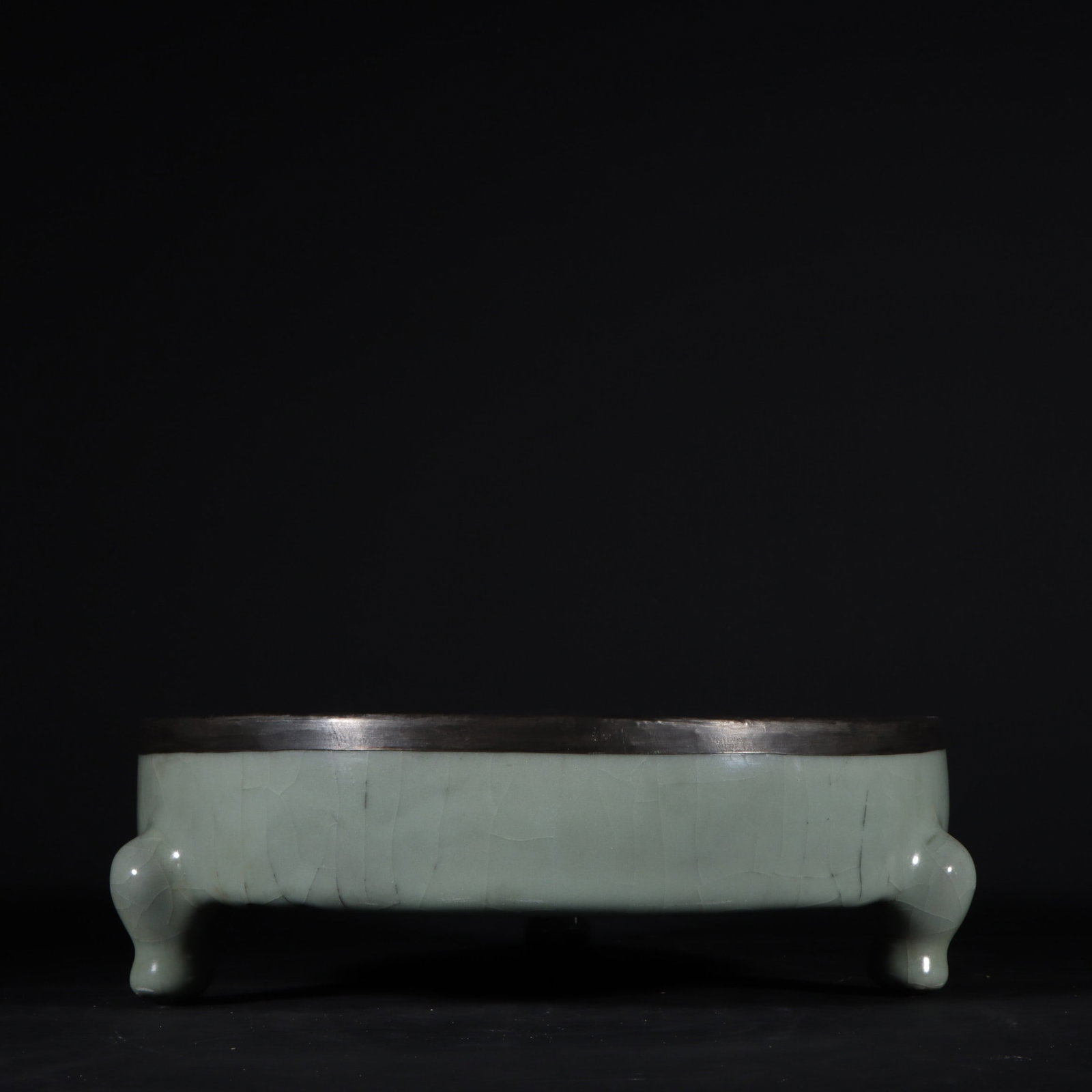 An Exquisite Guan yao Celadon Glazed Tripod Plate: An Exquisite Guan yao Celadon Glazed Tripod Plate Song Dynasty, China Size:7cmx21.6cm (The Dimensions Of All Batches Are Manually Measured.If You Need More Detailed Information, Please Contact Our Cus