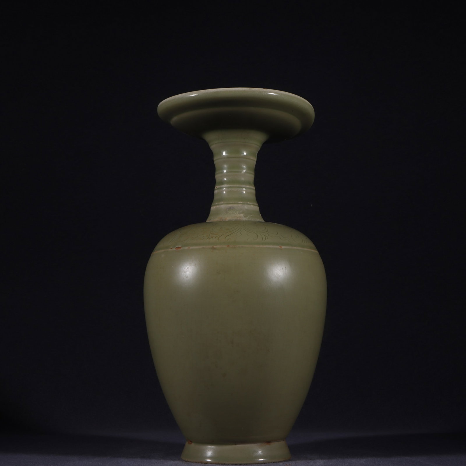 An Exquisite Yue yao Celadon Vase: An Exquisite Yue yao Celadon Vase Tang Dynasty, China Size:27cmx14cm (The Dimensions Of All Batches Are Manually Measured.If You Need More Detailed Information, Please Contact Our Customer Service Bef