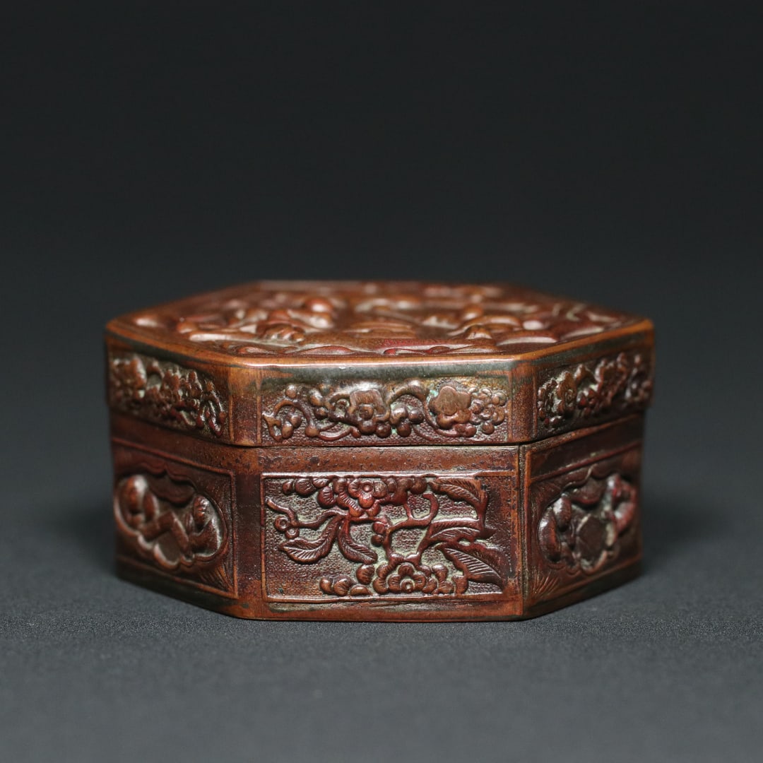 An Exquisite Bronze Character and Story Pattern Box: An Exquisite Bronze Character and Story Pattern Box Qing Dynasty, China Size:3.3cmx6.7cm Weight:71.8g (The Dimensions Of All Batches Are Manually Measured.If You Need More Detailed Information, Please