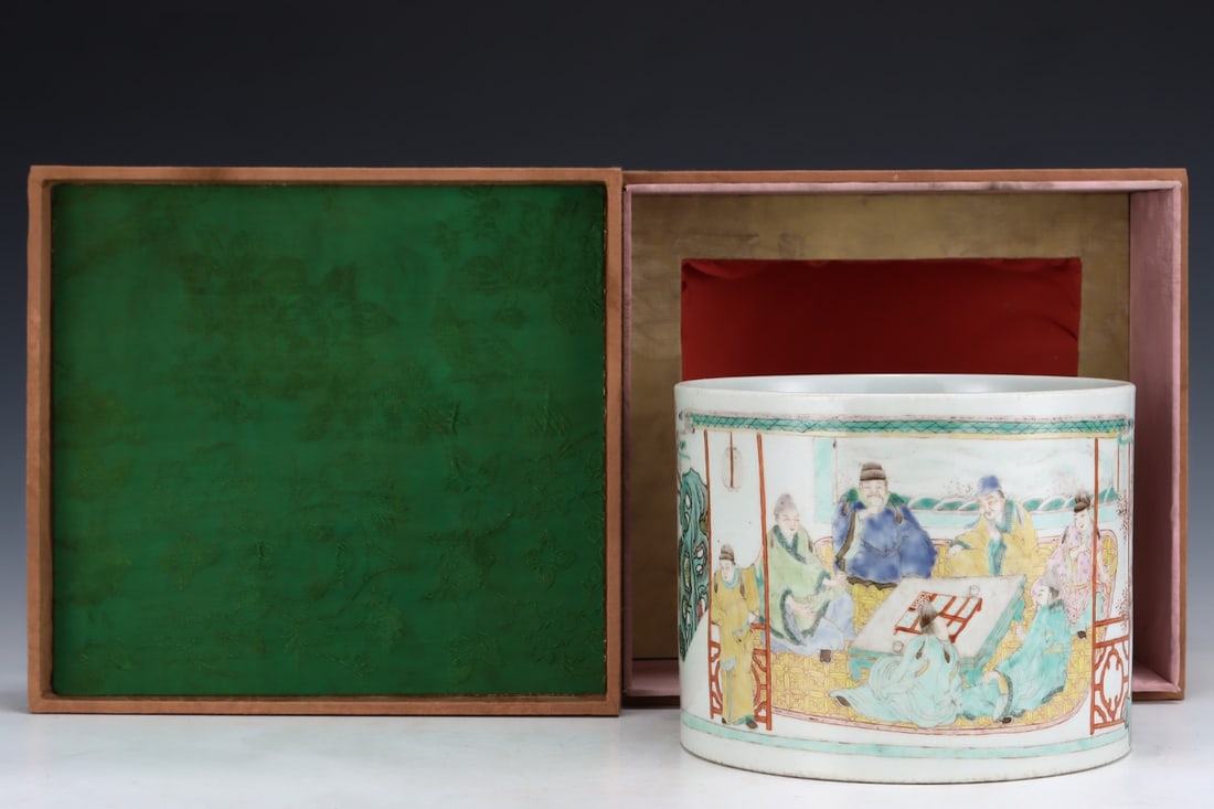 An Exquisite Famille-Rose Character and Story Pattern Brush Pot: An Exquisite Famille-Rose Character and Story Pattern Brush Pot Qing Dynasty, China Size:15.2cmx19cm (The Dimensions Of All Batches Are Manually Measured.If You Need More Detailed Information, Please 