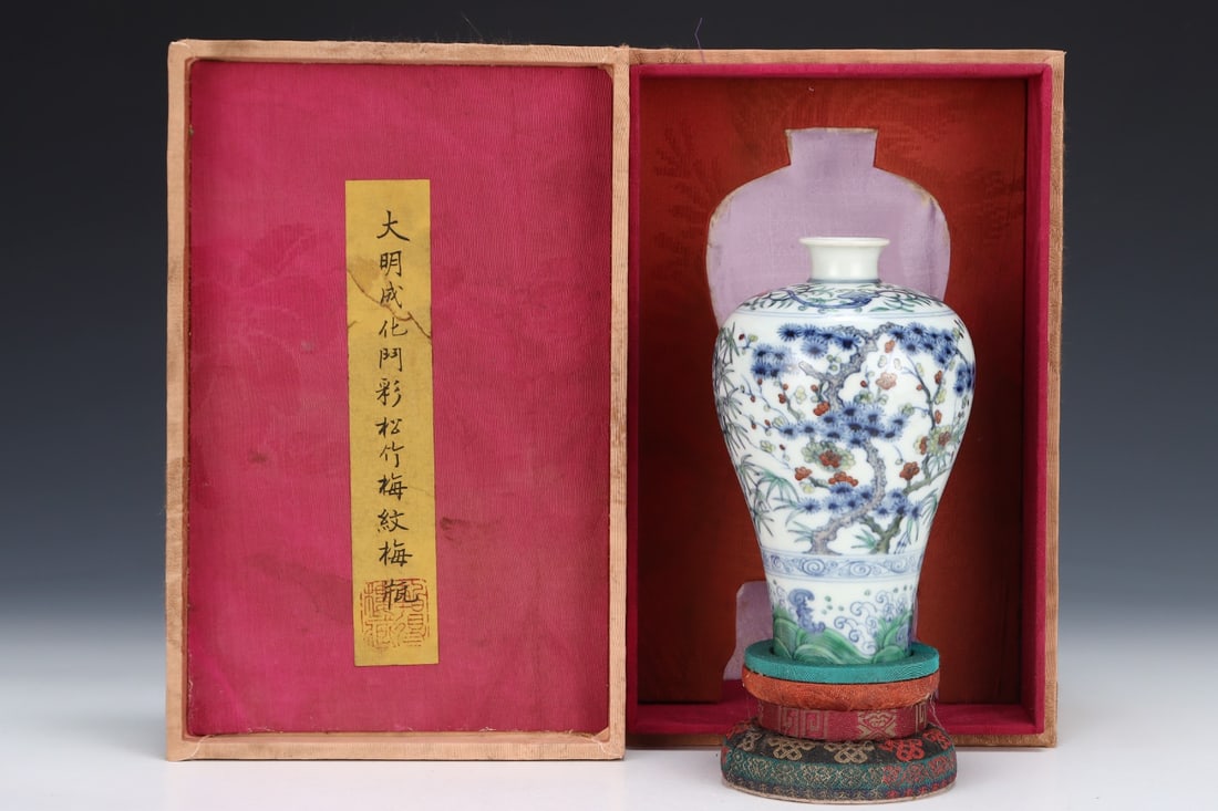 An Exquisite Doucai Pine, Bamboo and Plum Blossom Pattern Seawater Pattern Lotus Pattern Vase: An Exquisite Doucai Pine, Bamboo and Plum Blossom Pattern Seawater Pattern Lotus Pattern Vase Ming Dynasty, China Chenghua Six-character Mark Size:14.7cmx9cm (The Dimensions Of All Batches Are Manuall
