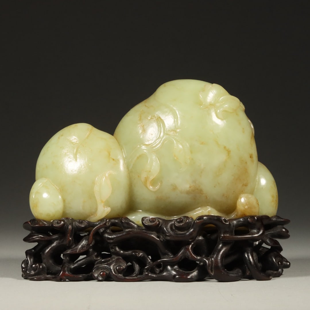 An Exquisite Yellow Jade Bats and Peach Pattern Ornament: An Exquisite Yellow Jade Bats and Peach Pattern Ornament Qing Dynasty, China Size:13.8cmx4.8cmx10.9cm Weight:731g (The Dimensions Of All Batches Are Manually Measured.If You Need More Detailed Informa