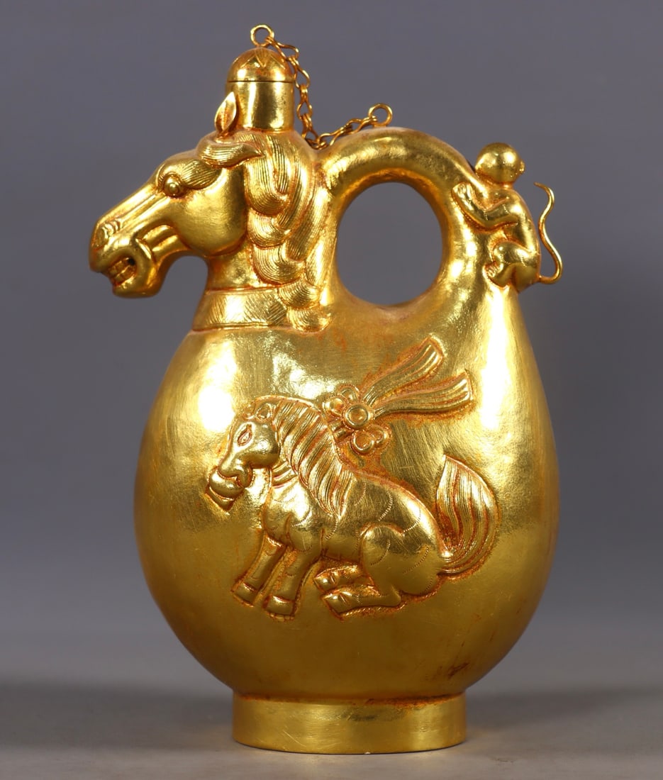 An Exquisite Gilt Bronze Horse Pattern Ewer: An Exquisite Gilt Bronze Horse Pattern Ewer Qing Dynasty, China Size:20cmx12.5cmx8.5cm Weight:574g (The Dimensions Of All Batches Are Manually Measured.If You Need More Detailed Information, Please Co