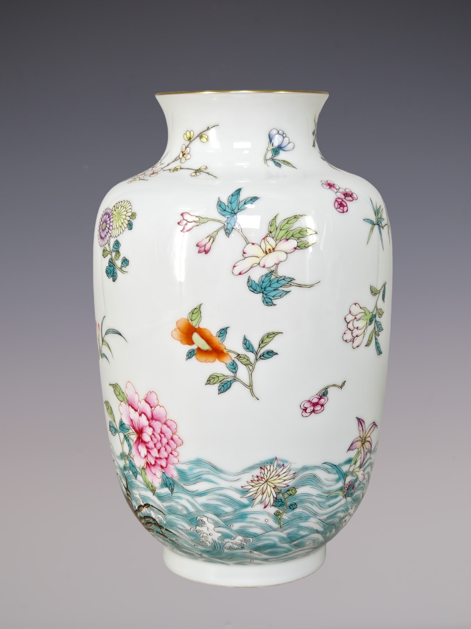 An Exquisite Famille-Rose Flower Pattern Vase: An Exquisite Famille-Rose Flower Pattern Vase Qing Dynasty, China Qianlong Four-character Mark Size:19.5cmx12.5cm (The Dimensions Of All Batches Are Manually Measured.If You Need More Detailed Informa