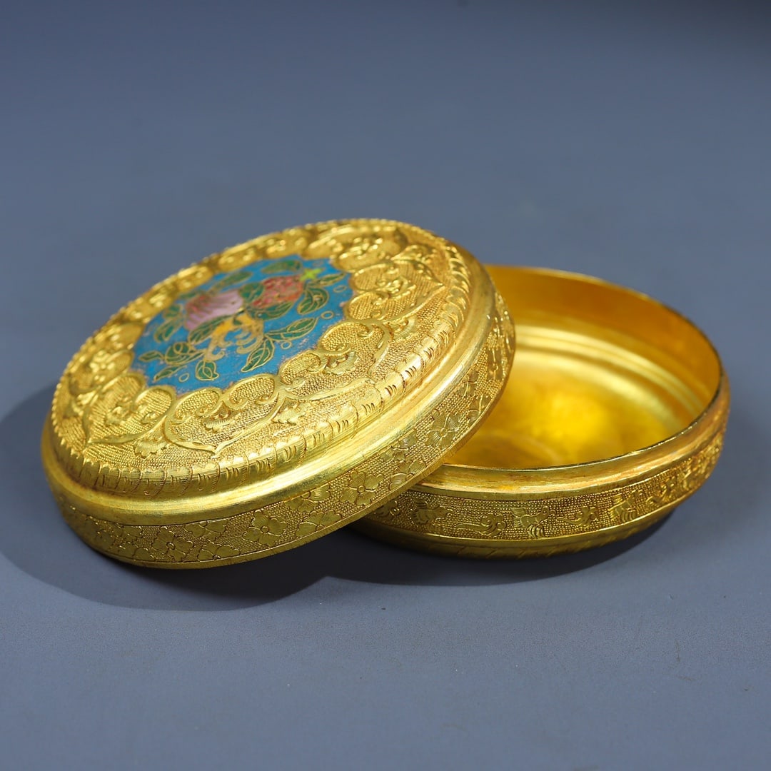 An Exquisite Gilt Bronze Flower and Fruit Pattern Box: An Exquisite Gilt Bronze Flower and Fruit Pattern Box Tang Dynasty, China Zhenguan Four-character Mark Size:4cmx10cm Weight:285g (The Dimensions Of All Batches Are Manually Measured.If You Need More D