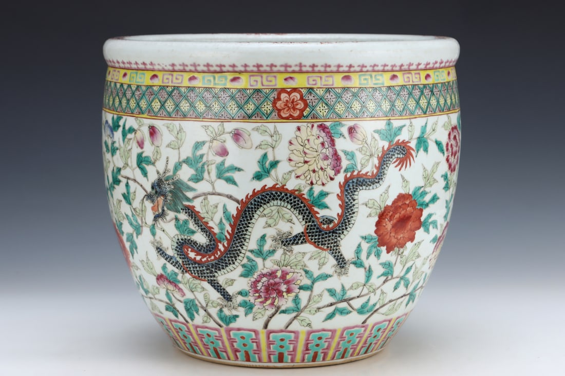 An Exquisite Famille-Rose Flower Pattern Dragon Pattern Jar: An Exquisite Famille-Rose Flower Pattern Dragon Pattern Jar Qing Dynasty, China Size:32cmx36cm (The Dimensions Of All Batches Are Manually Measured.If You Need More Detailed Information, Please Contac