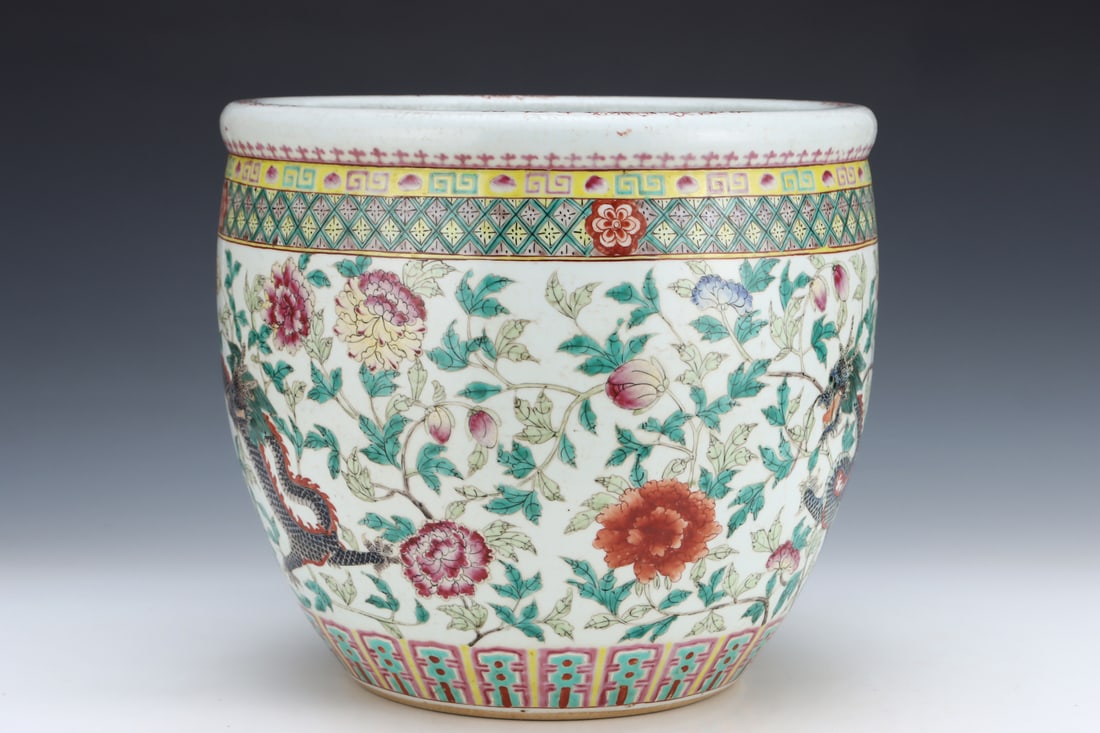 An Exquisite Famille-Rose Flower Pattern Dragon Pattern Jar - 2