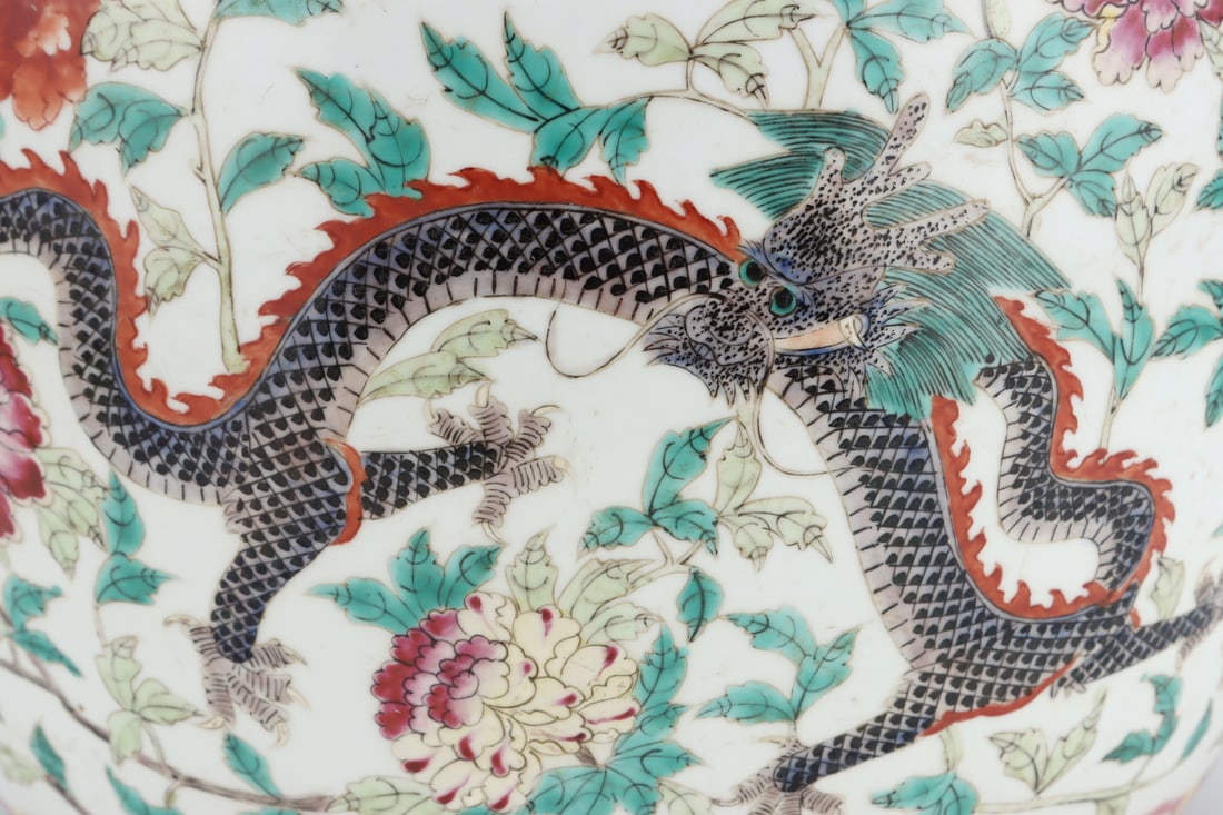 An Exquisite Famille-Rose Flower Pattern Dragon Pattern Jar - 4