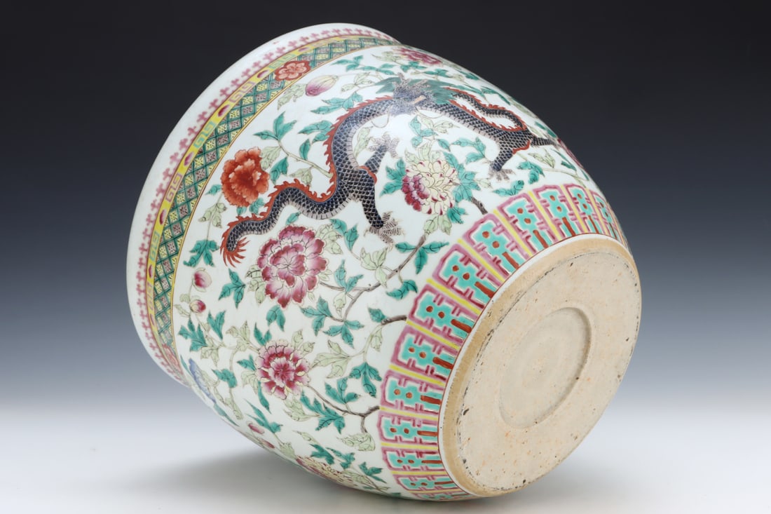 An Exquisite Famille-Rose Flower Pattern Dragon Pattern Jar - 8