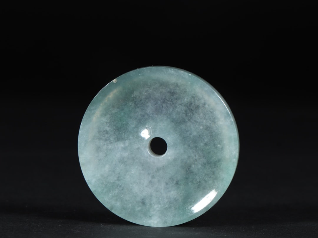 An Exquisite Jadeite Pendant: An Exquisite Jadeite Pendant Qing Dynasty, China Size:5.1cmx0.7cm Weight:26g (The Dimensions Of All Batches Are Manually Measured.If You Need More Detailed Information, Please Contact Our Customer Ser