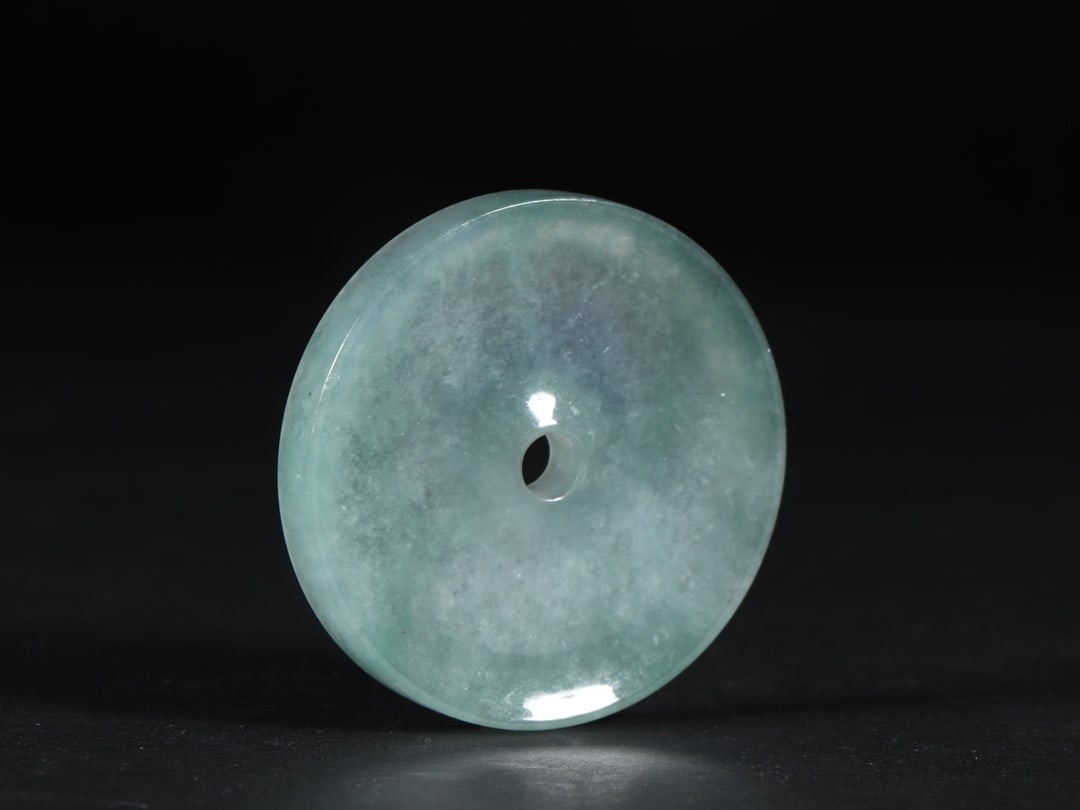 An Exquisite Jadeite Pendant - 2
