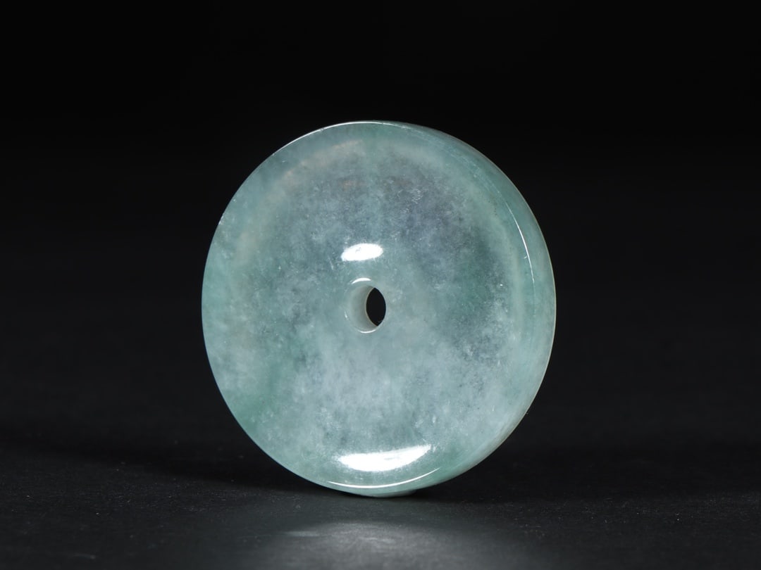An Exquisite Jadeite Pendant - 3