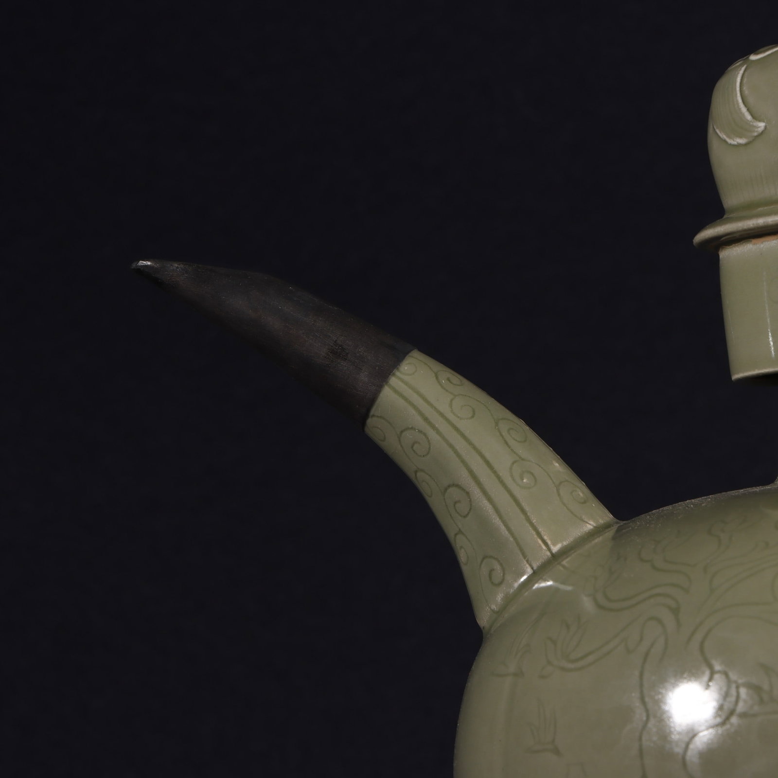 An Exquisite Yue yao Celadon Figure Pattern Ewer - 9